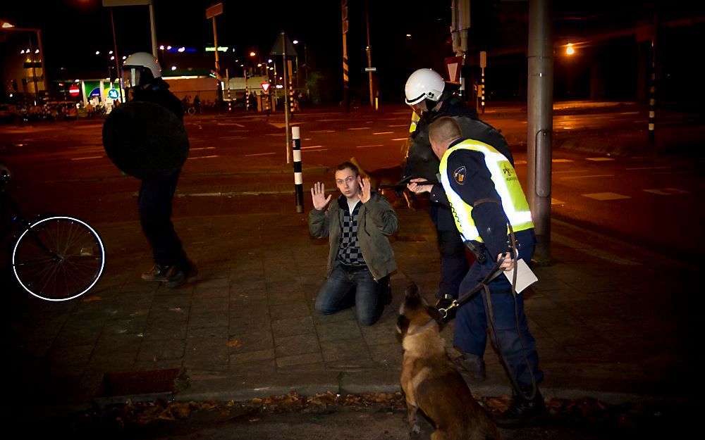 De politie komt in actie nadat er rellen zijn uitgebroken bij het stadion van FC Utrecht, 4 december 2011. Foto ANP