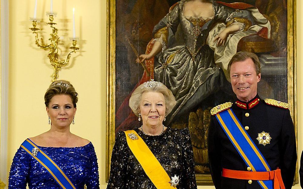 Koningin Beatrix met groothertog Henri van Luxemburg en zijn vrouw groothertogin Maria Teresa dinsdag na afloop van het staatsbanket. Foto EPA