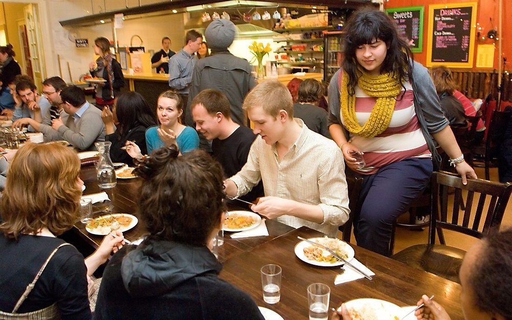 Samen eten tijdens de hostelnight. Foto Rufus de Vries