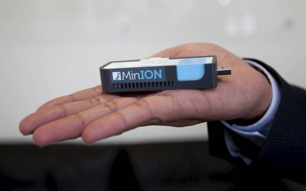 De MinIon, een sequencer ter grootte van een USB-stick. Foto Oxford Nanopore