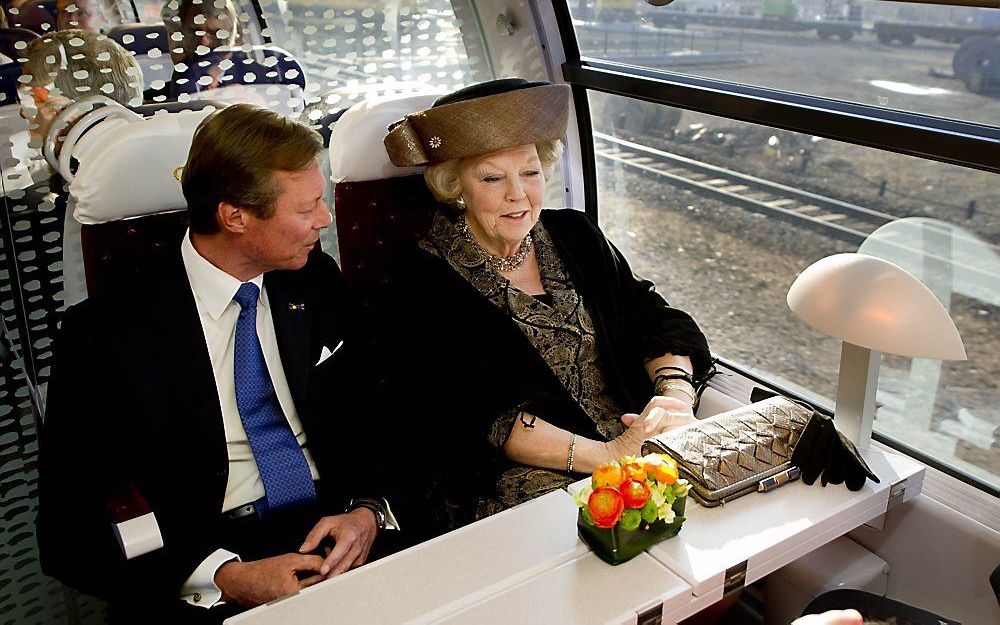 Koningin Beatrix in de trein van Luxemburg naar Belval bij Esch-sur-Alzette op de tweede dag van het staatsbezoek.  Foto ANP