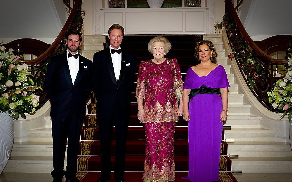 Portret van koningin Beatrix in het gezelschap van groothertog Henri, zijn vrouw Maria Teresa en erfgroothertog Guillaume in Cercle Cité. Hier vindt de contraprestatie van haar driedaagse staatsbezoek aan Luxemburg plaatsvindt. Het gaat om een concert doo