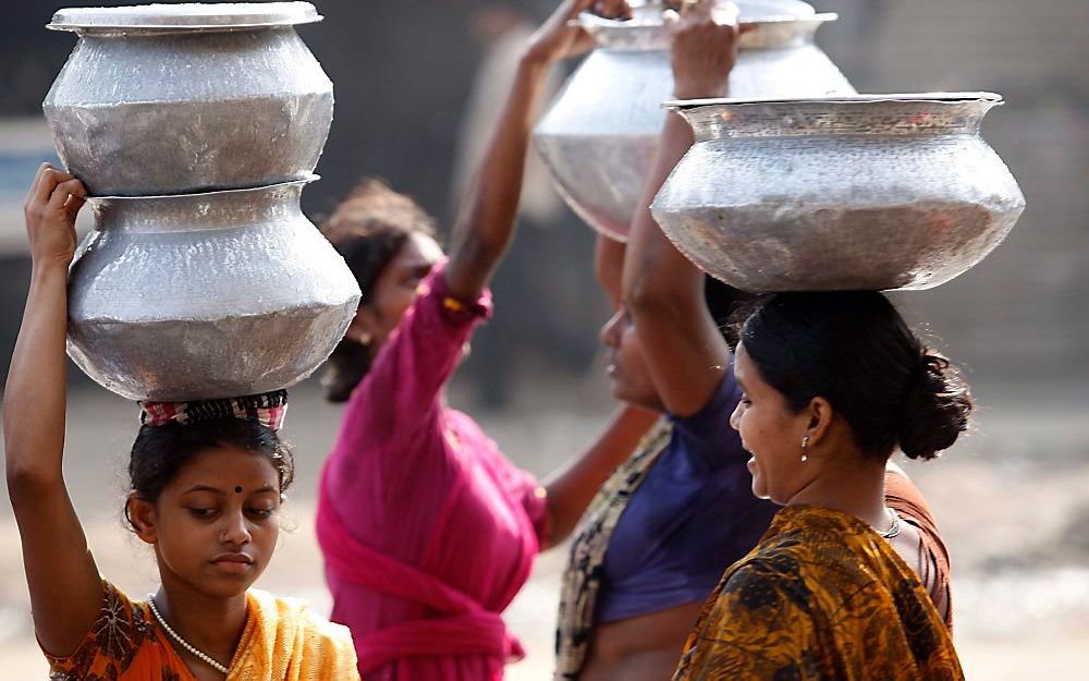 Deze vrouwen in Banglasdesh hebben water dankzij een watertank die geïnstalleerd is door Dhaka City Corporation. Foto EPA