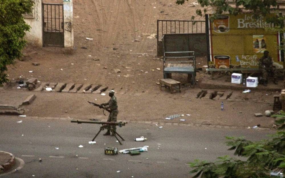 Malinese soldaten namen in de nacht van woensdag op donderdag het gebouw van de staatstelevisie in de Malinese hoofdstad Bamako in. Daarmee zetten de militairen een coup in gang.	Foto EPA