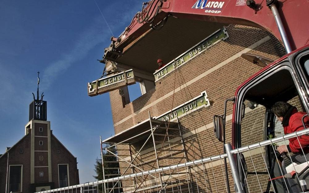 In 2008 werd de School met den Bijbel in Nieuwendijk gesloopt. De oude gevelstenen met de teksten ”School met den Bijbel” en ”Anno 1907” werden gespaard om er een monument van te maken. Foto Frank Trommelen