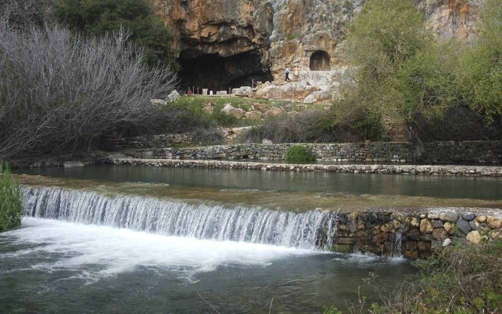 De bronnen van de Jordaan bij Banias. Op de achtergrond, in de rots uitgehouwen, het heiligdom van de Griekse afgod Pan. Foto Journal de Israël, Vaisamar