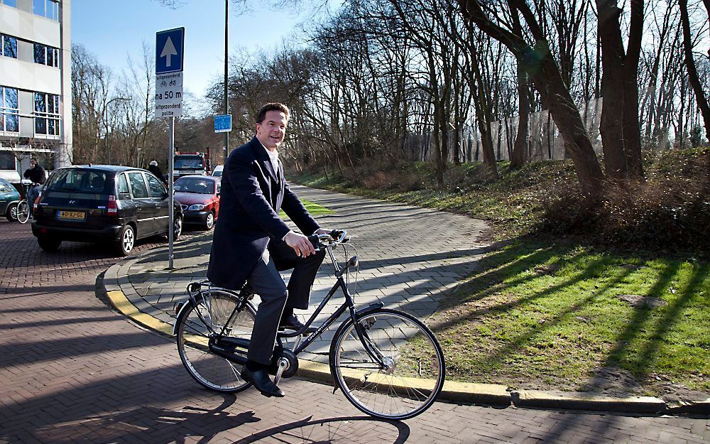 Rutte op de fiets naar het Catshuis. Foto ANP