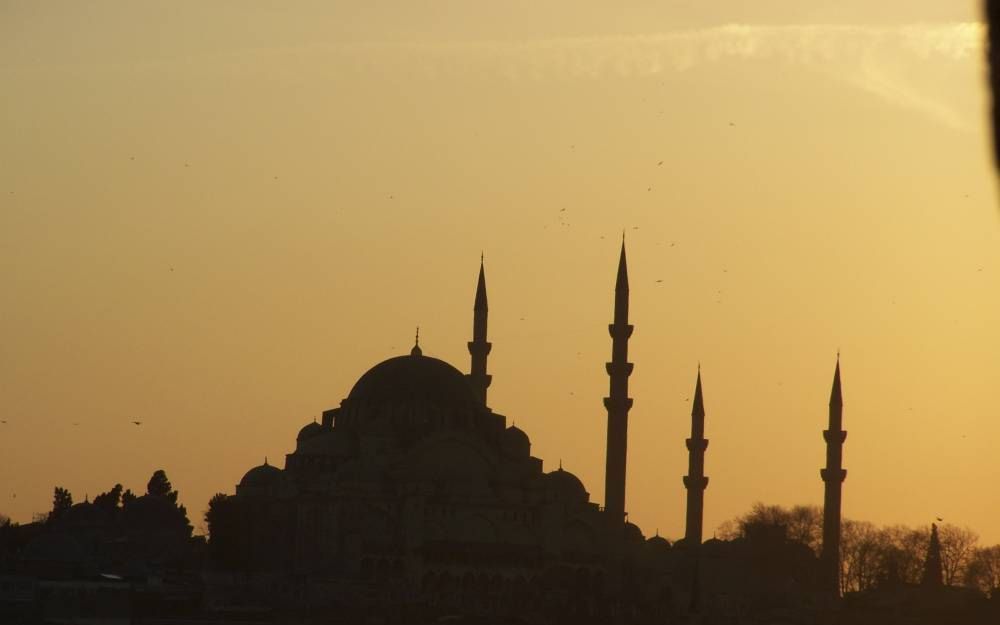 Vanaf de Bosporus, die Istanbul in een Aziatisch en een Europees deel splitst, wordt de skyline van het oude centrum beheerst door minaretten, zoals die van de zestiende-eeuwse Nieuwe Moskee. Sinds de islamitische AK-Partij in Turkije aan de touwtjes trek