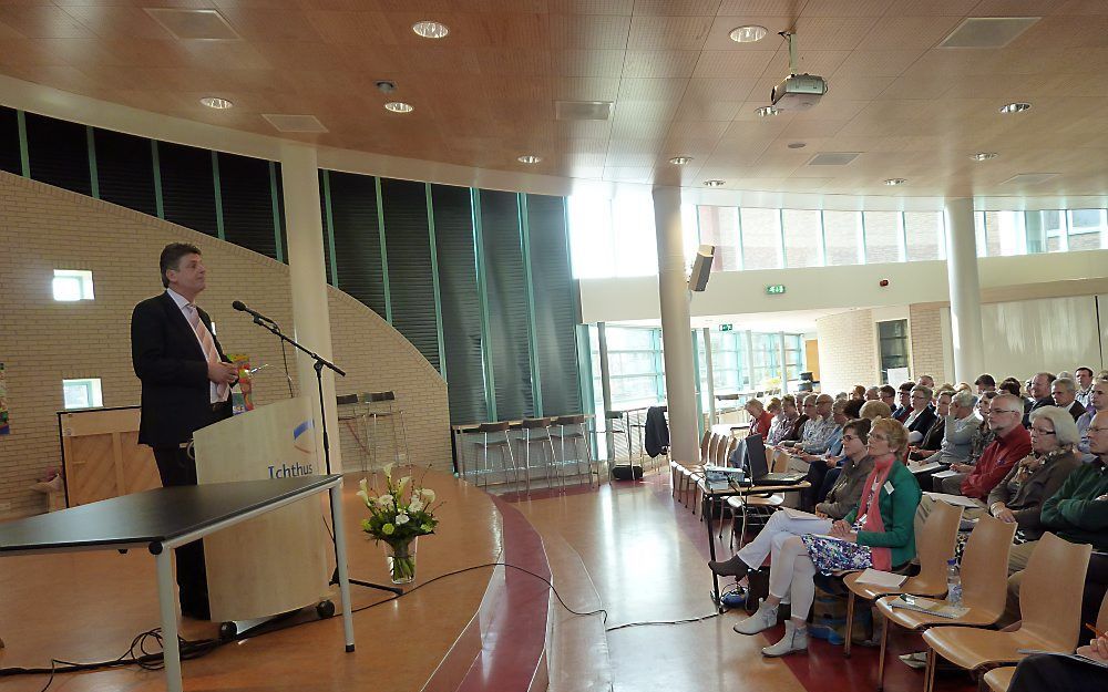 Ds. Egbert Brink spreekt zijn gehoor toe. Foto RD