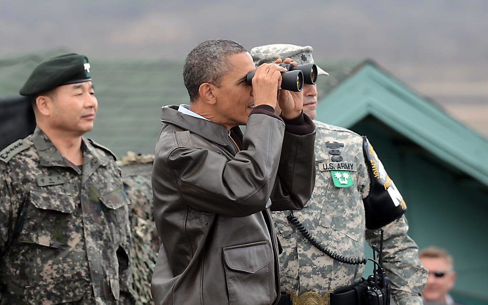 Obama op een uitkijkpost in Zuid-Korea. Foto EPA