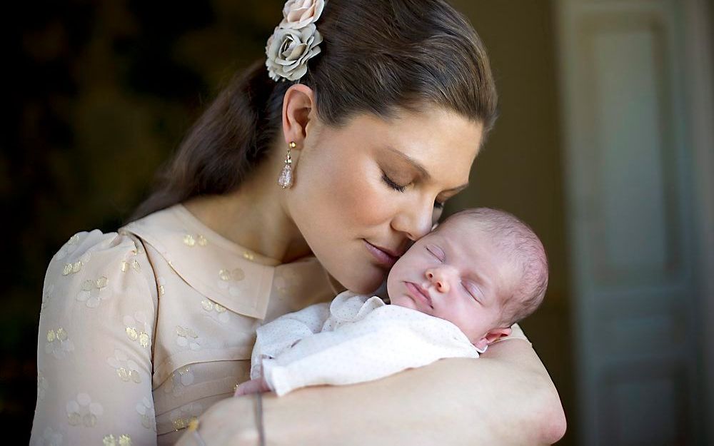 Kroonprinses Victoria en haar dochtertje Estelle. Foto EPA