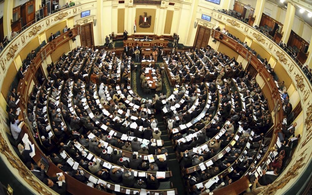 Het Egyptische parlement koos de afgelopen weekwisseling een grondwetgevende vergadering. In die commissie worden 65 van de 100 zetels bezet door radicale islamieten. Foto EPA