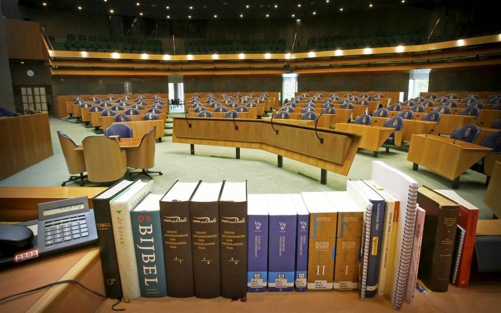 De Bijbel op de tafel van de voorzitter van de Tweede Kamer. Foto RD, Henk Visscher