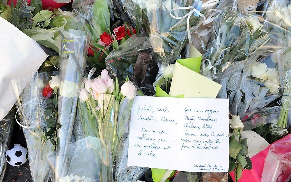 Bloemen voor de joodse school in Toulouse. Foto EPA