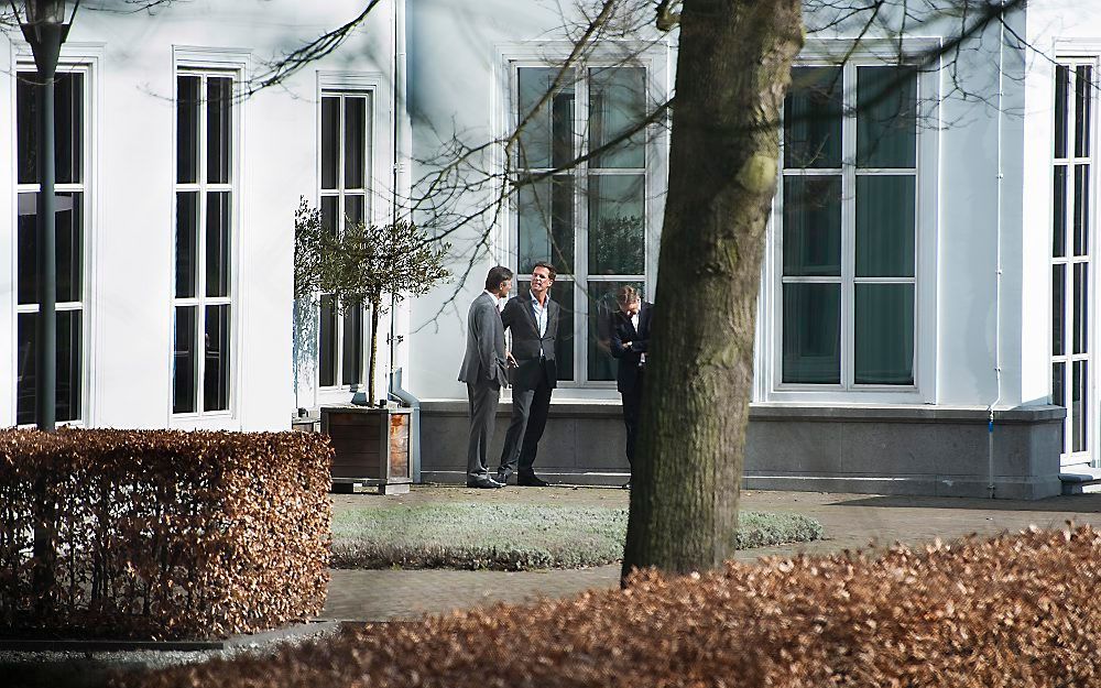 Premier Mark Rutte in gesprek met Maxime Verhagen en Sybrand Haersma Buma van het CDA bij het Catshuis. Foto ANP