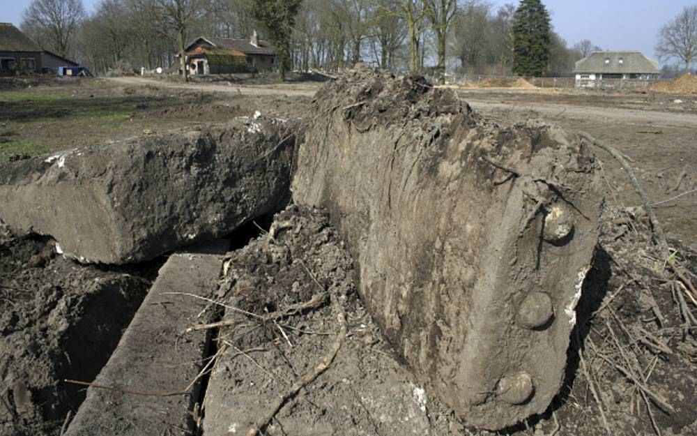 Betonnen elementen die zijn opgegraven bij het Fort aan de Buursteeg, op de grens van de gemeentes Renswoude, Veenendaal en Ede. De blokken kunnen als een soort betonnen lego in elkaar worden geschoven. Zij vormden een betonnen onderkomen voor pantserafwe