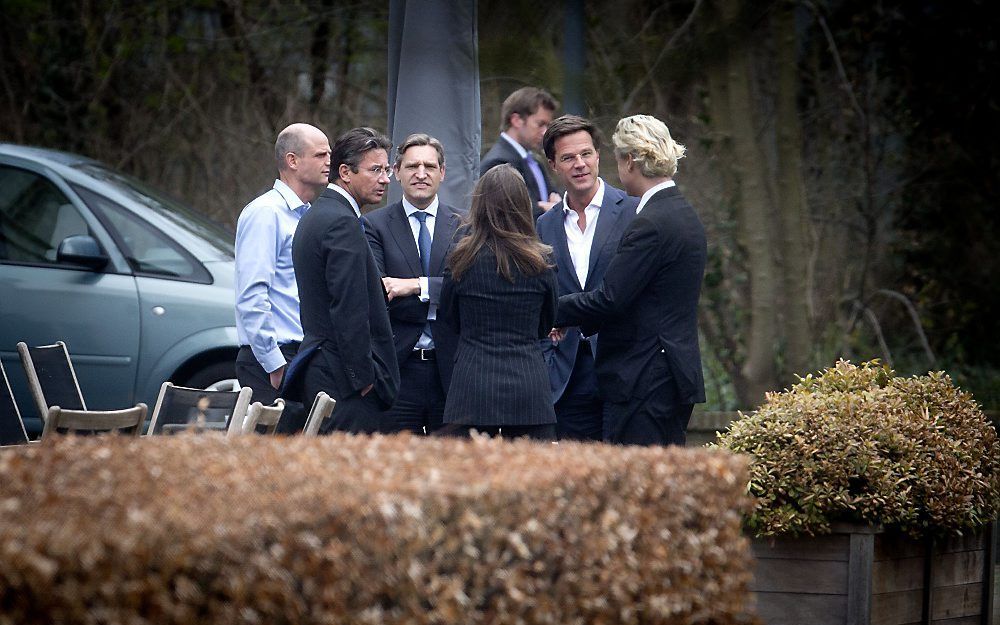 Premier Mark Rutte (M) samen met de onderhandelaars PVV-leider Geert Wilders (R), PVV-Kamerlid Fleur Agema (2eR), VVD-fractievoorzitter Stef Blok (L), CDA minister Maxime Verhagen (2eL) en CDA-Kamerlid Sybrand Haersma Buma (3eL) in de tuin van het Catshui