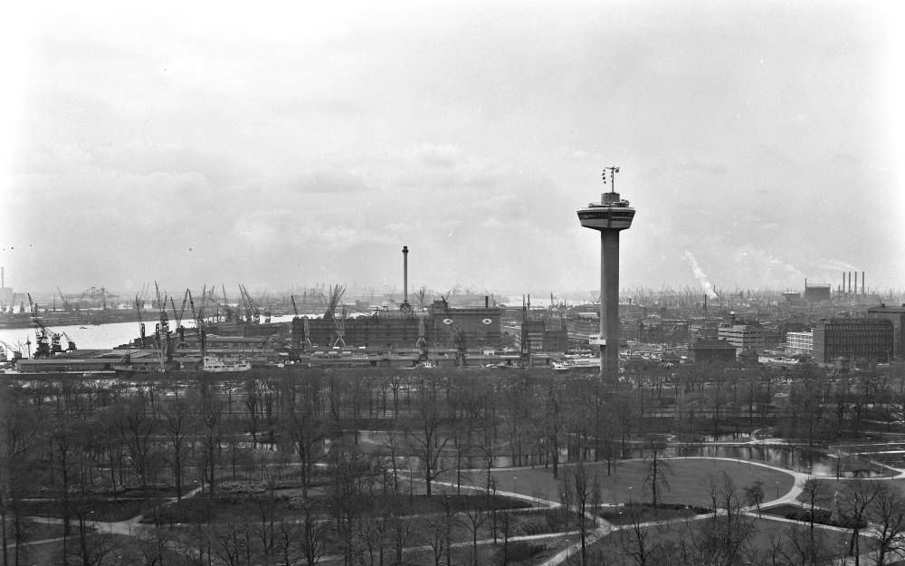 De Euromast werd in 1960 gebouwd voor de eerste Floriade in Rotter­dam en was met 107 meter het hoogste bouwwerk van de stad. In 1970 werd de mast verhoogd tot 185 meter. Foto ANP