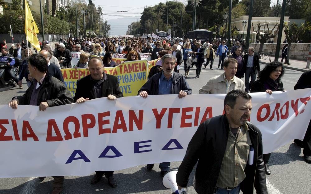 Artsen en andere werknemers uit de gezondheidszorg protesteerden donderdag in Athene tegen nog meer bezuinigingen in de sector. beeld EPA