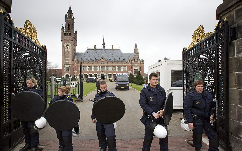 Agenten bij het Vredespaleis in Den Haag. Nadat Koerden bij een spontane demonstratie het Vredepaleis binnendrongen, zijn agenten tot actie overgegaan. Er werden negentien Koerden aangehouden. Zij zitten vast wegens huisvredebreuk. Foto ANP