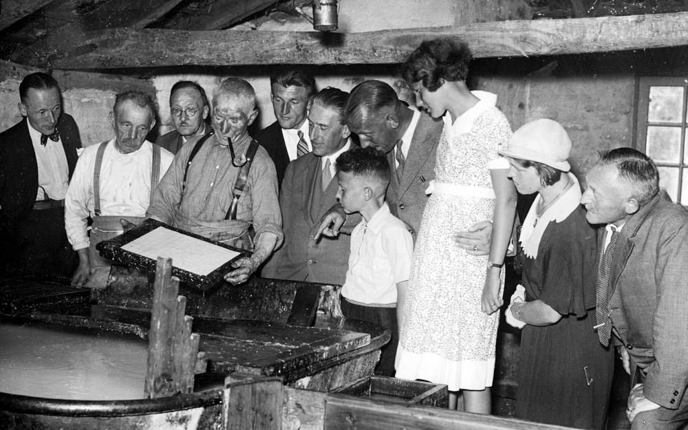 Een archieffoto uit 1935 laat zien hoe ook vroeger al demonstraties gegeven werden in de papiermolen. Dat was in die tijd overigens wel een bijzondere gebeurtenis: de presentatie werd hooguit één keer per jaar gehouden. Foto Openluchtmuseum