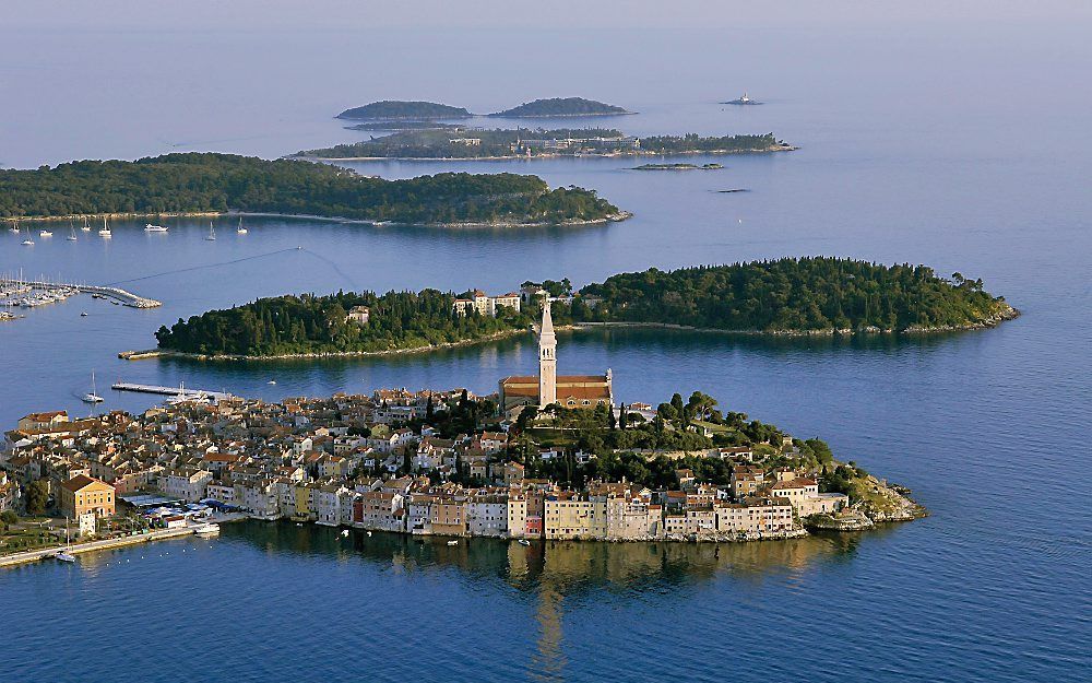 De stad Rovinj ligt op een schiereiland in de Adriatische Zee.