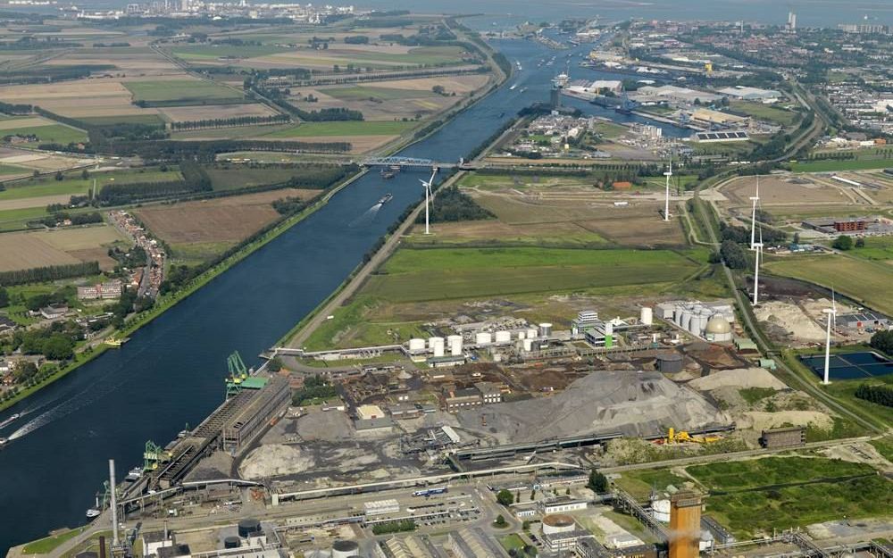 De ligging van Heros Sluiskil aan het Kanaal van Gent naar Terneuzen en de kade van 500 meter vergemakkelijken de overslag van zeevaart naar binnenschip en omgekeerd. Het bedrijf verwerkt jaarlijks vele tonnen schroot en zogeheten bodemas. Foto Sky Pictur