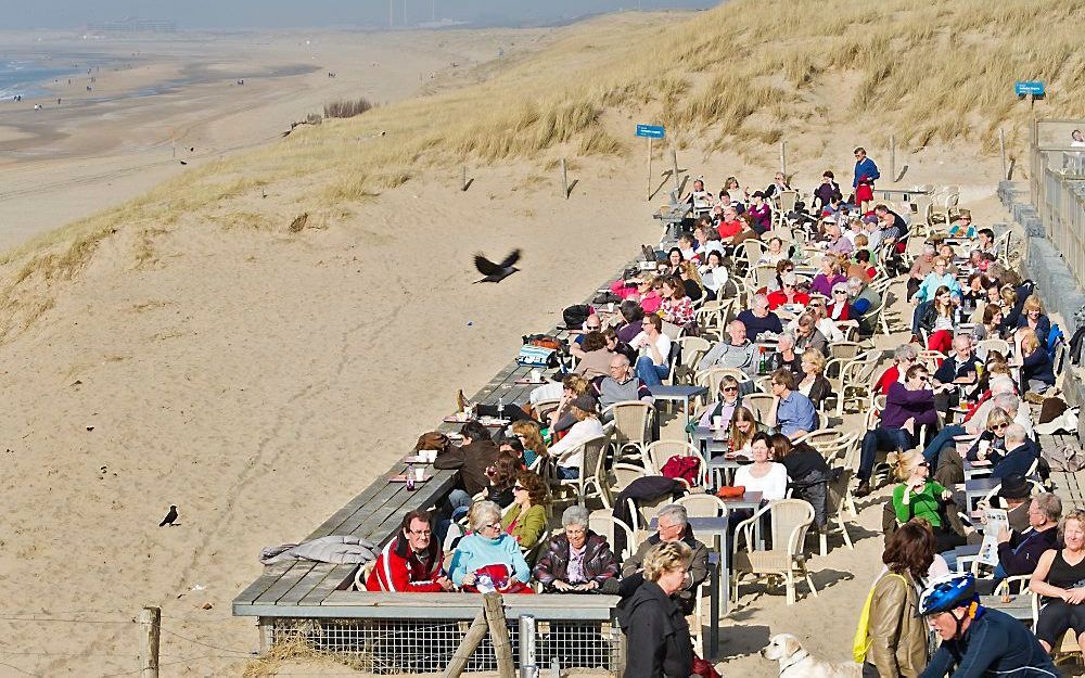 Voorjaarszon aan de Nederlandse kust.  Foto ANP