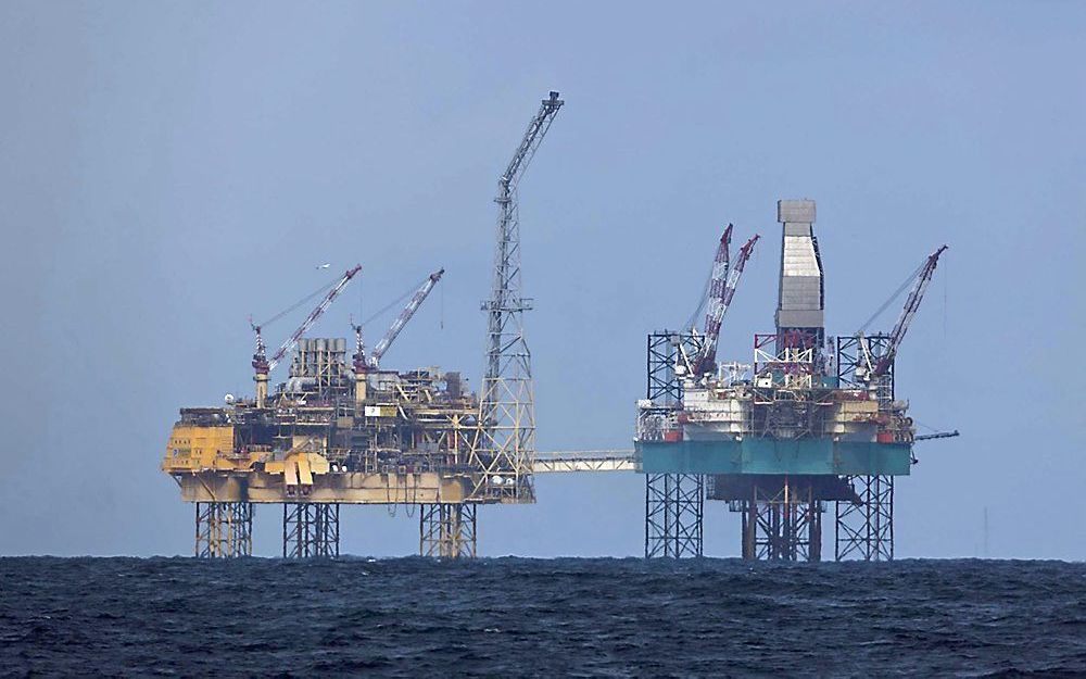 Lekgeslagen gasplatform op de Noordzee.  Foto EPA