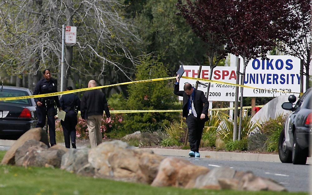 Politie bij de universiteit in Oakland waar een schutter zeven mensen doodschoot.  Foto EPA