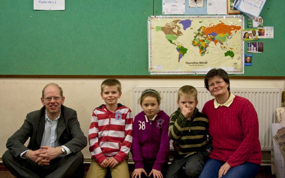 Esmond (l.) en Rosella (r.) Birnie zijn dankbaar voor de kansen tot getuigen die ze rond de school van hun kinderen hebben. V.l.n.r. de kinderen Calvin, Paulena en Murray. Foto RD