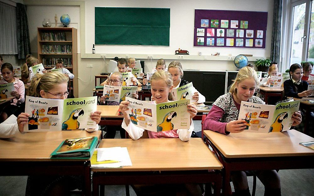 Leerlingen van de Eben-Haëzerschool in Opheusden lezen Schoolyard. Foto RD, Henk Visscher