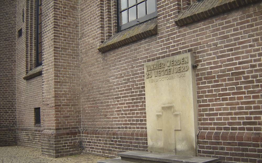 De gedenksteen bij de Oude Kerk in Putten. Foto RD