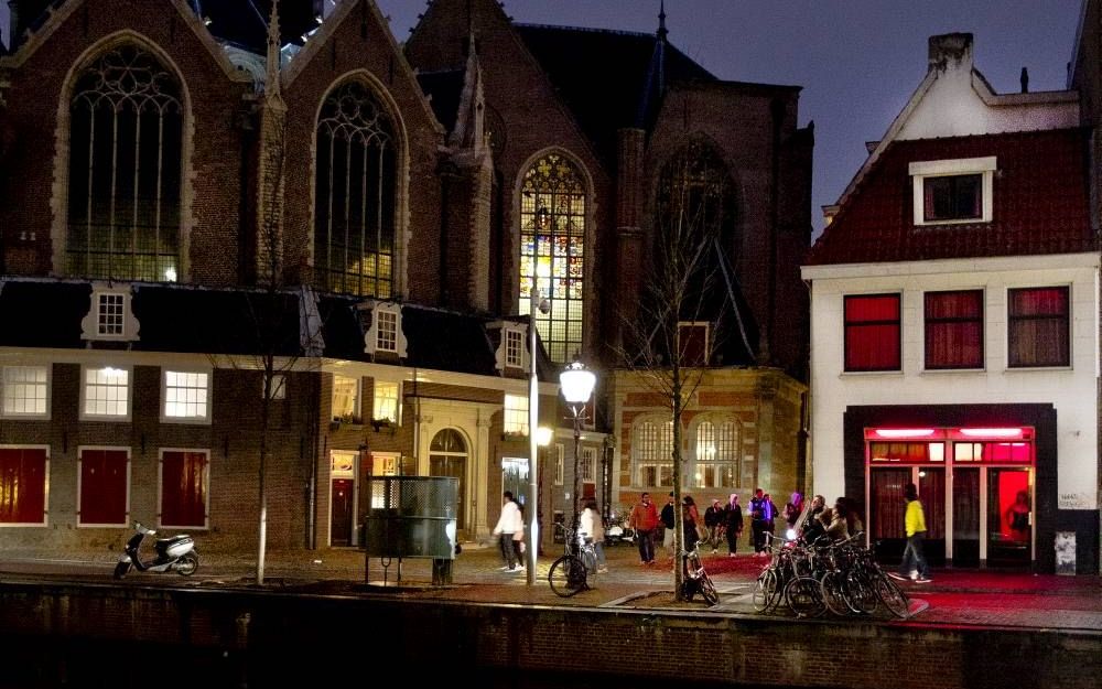 De wallen met op de achtergrond de Oude Kerk in Amsterdam. Foto RD, Henk Visscher