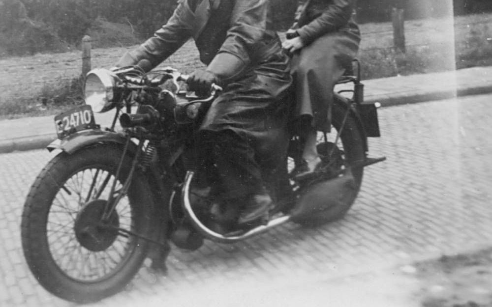 Ben van Hasselt met zijn verloofde op de motor, voor de oorlog. Foto uit besproken boek