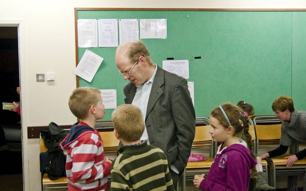 Kinderen willen best iets uit hun hoofd leren, zo is de ervaring van de Noord-Ierse vader Esmond Birnie. Zijn zoon Calvin (l.) leerde vorig jaar de hele kindercatechismus uit het hoofd. Foto RD