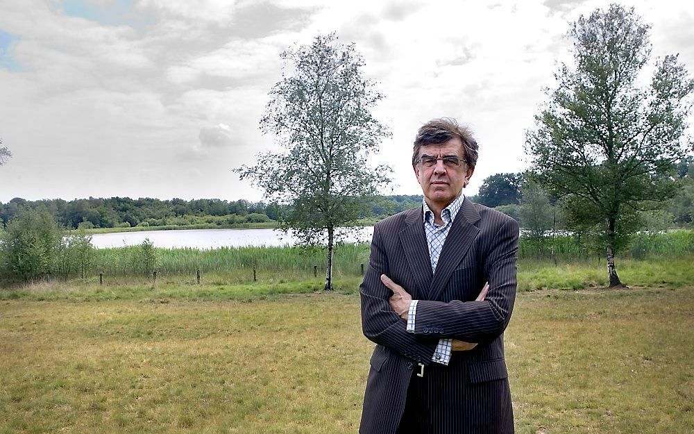 Dr. Vreekamp op zijn favoriete plek, het Uddelermeer. Foto Sjaak Verboom