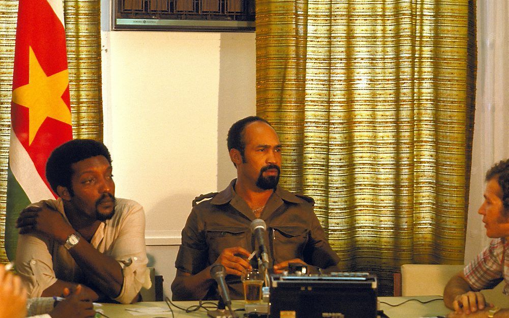 Desi Bouterse (r) en Humbert Pinas geven een interview na de gepleegde staatsgreep in 1980. Foto EPA