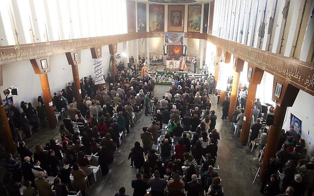 Een kerstdienst in een syrisch-katholieke kerk in Bagdad, waar in 2010 tientallen doden en gewonden vielen door een bomaanslag. Foto EPA