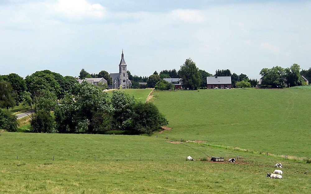 Een kerk in Méan in België. Foto Jean-Pol Grandmont, Wikimedia