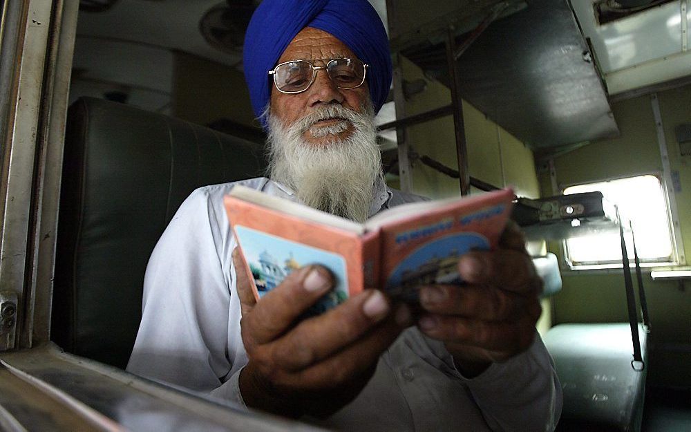 Een sikh maakt een pilgrimage naar Pakistan voor Vaisakhi. De trein maakte dinsdag een tussenstop in Amritsar in India. Foto EPA