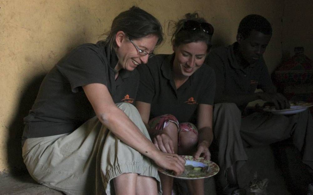 Injera eten bij een patiënt. Foto Willemien van de Ridder