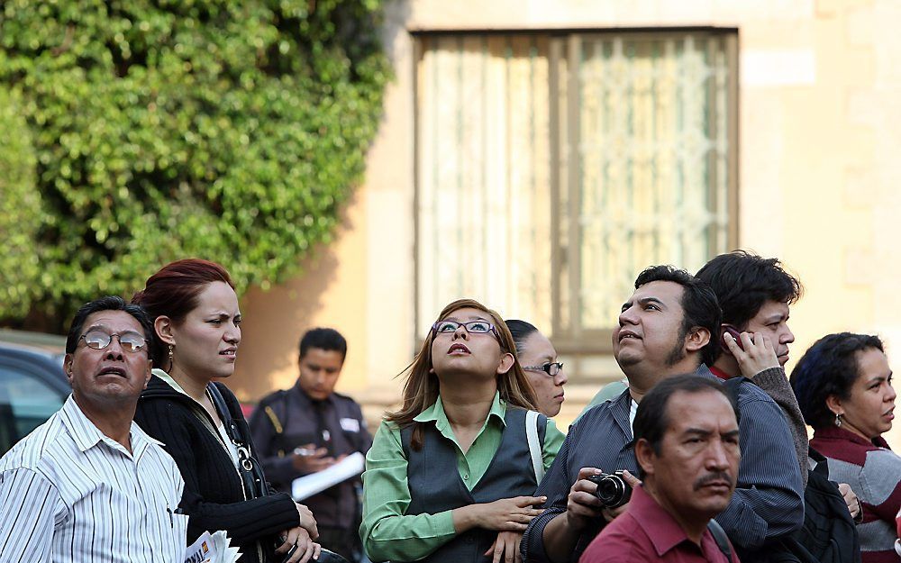 Inwoners van Mexico-City op straat na de beving. Foto EPA