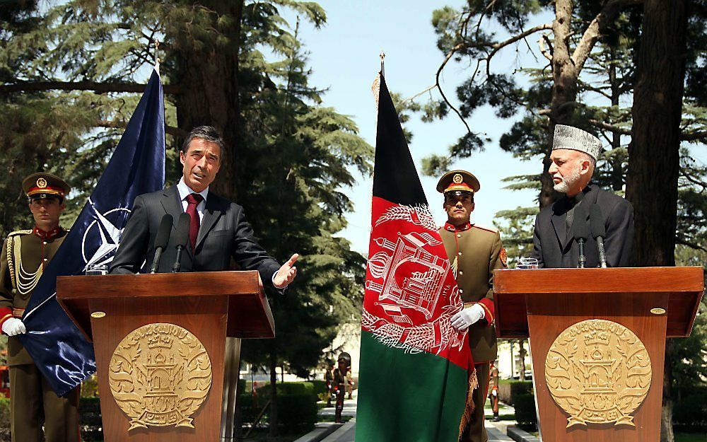 Rasmussen (L) en Karzai. Foto EPA