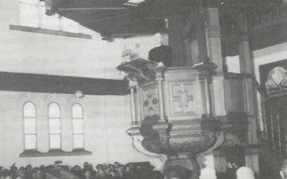 Prof. G. Wisse hield een preek na de Titanicramp. Foto RD