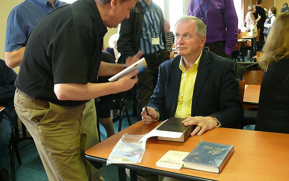 Dr. D. A. Carson (zittend) sprak donderdag tijdens de Colloque Biblique Francophone in Lyon. Foto Gerrit van Dijk