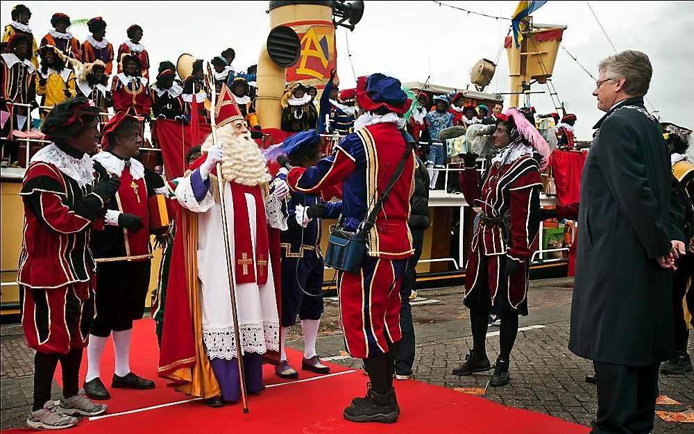 John Berends (CDA) (rechts op de foto) is benoemd als nieuwe burgemeester van Apeldoorn. Foto ANP