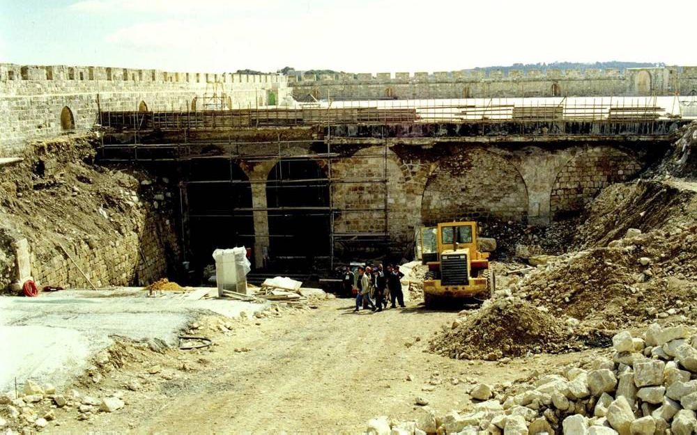 In december 1999 verwijderden bulldozers in opdracht van de moslimautoriteiten aarde van de Tempelberg om een uitgang te maken voor de Marwanimoskee. Foto Alfred Muller