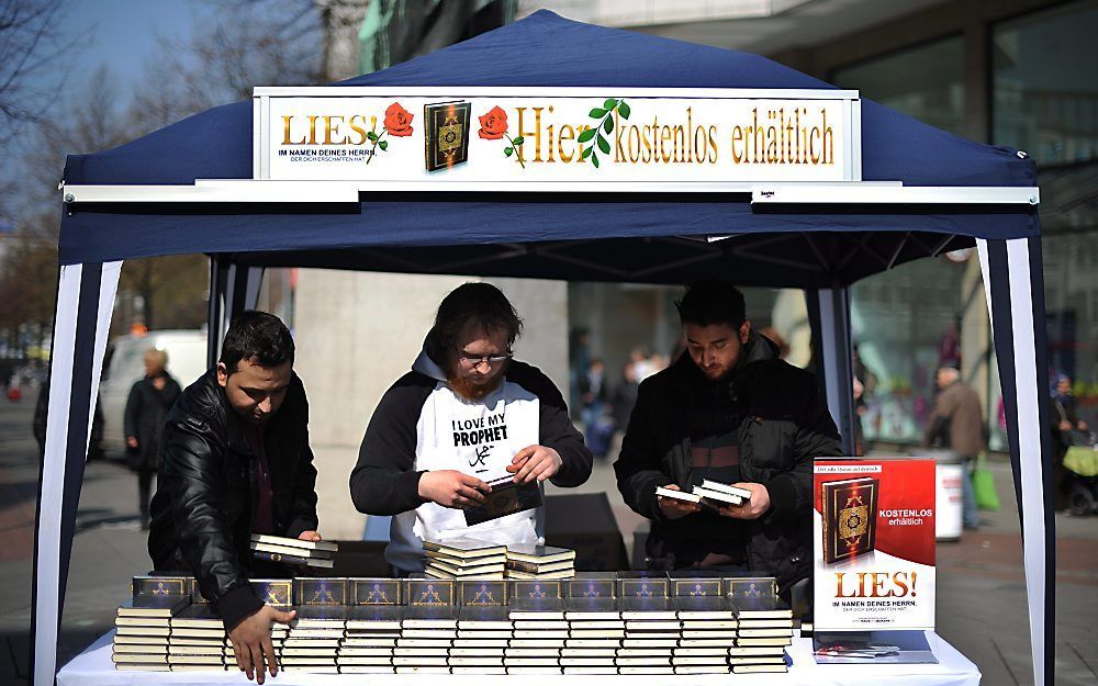 Duitse salafisten delen korans uit.  Foto EPA