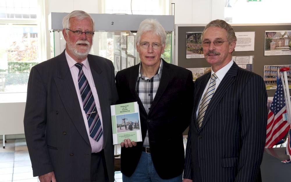 V.l.n.r. Marten Douma, Dick de Winter en Evert de Bruin met ”Ridderkerk en de Tweede Wereldoorlog”. Foto Cees van der Wal